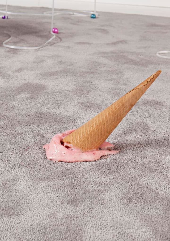 Helado derramado sobre una alfombra gris: una mancha fresca que hay que tratar en el momento